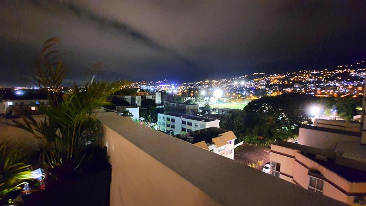 Rooftop - L'Appartement En Haut Saint-Denis Exterior foto